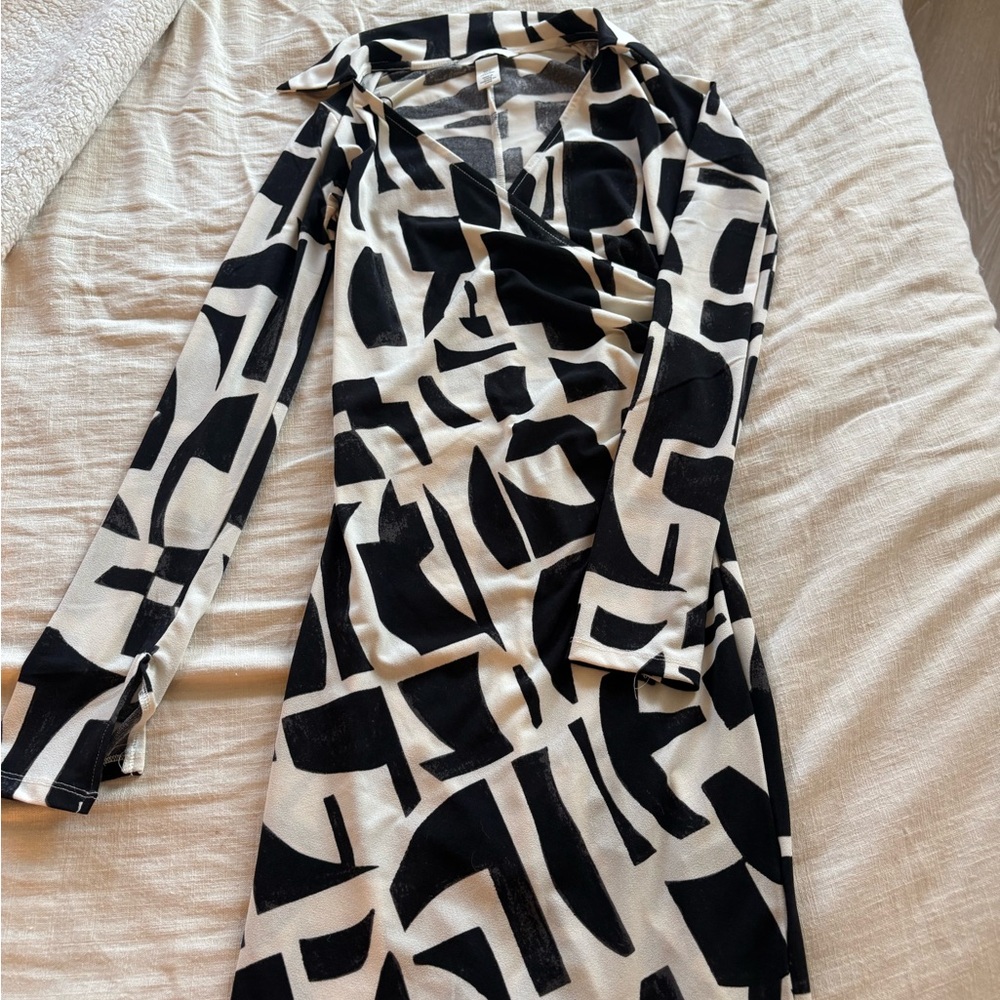 H&M Black and White Geometric Long Sleeve Dress